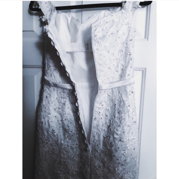 Elegant White Lace Off-Shoulder Dress - Picture 9 of 13